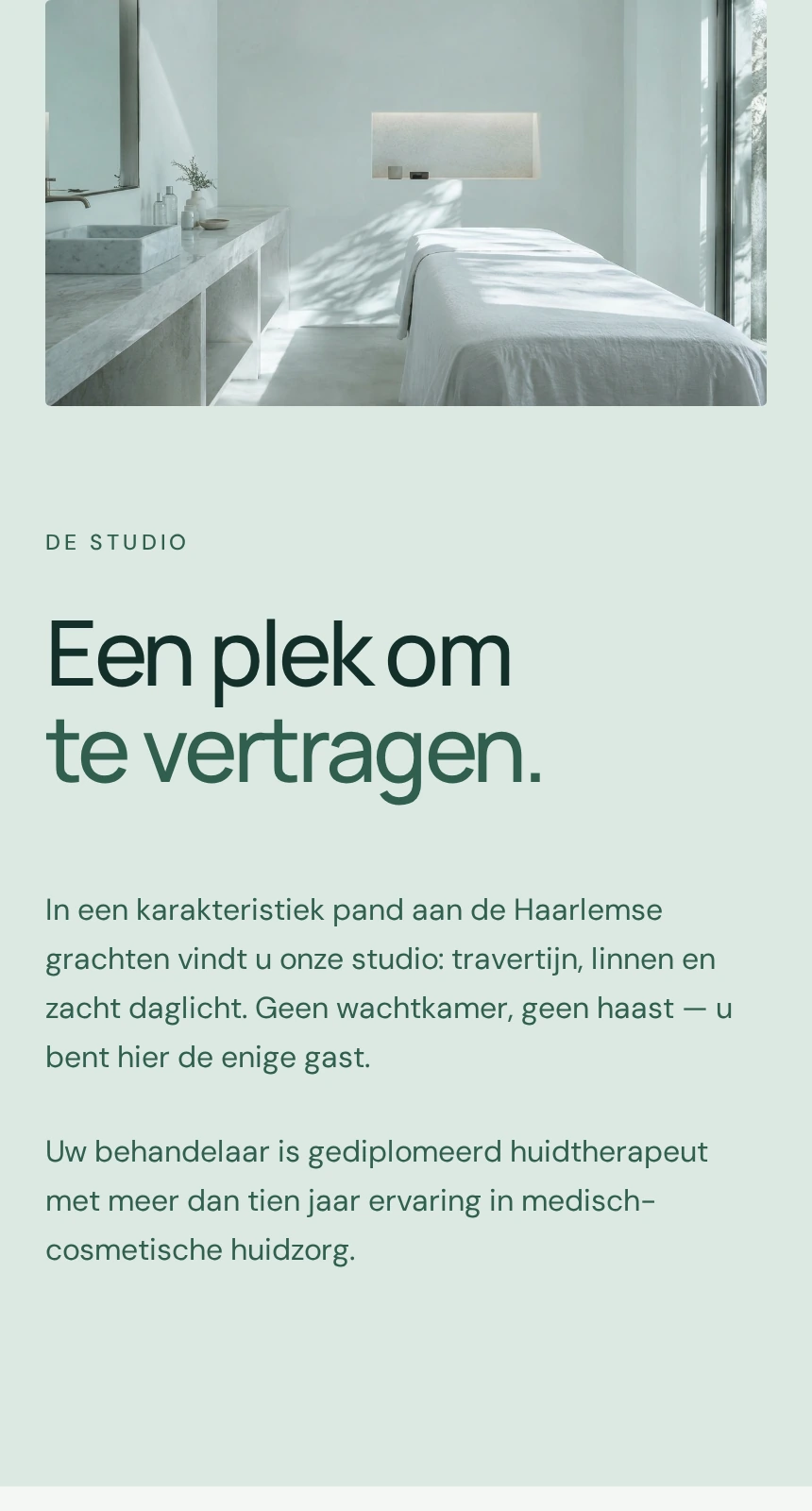Studio-sectie van Maison Sève met behandelkamer en originele typografie