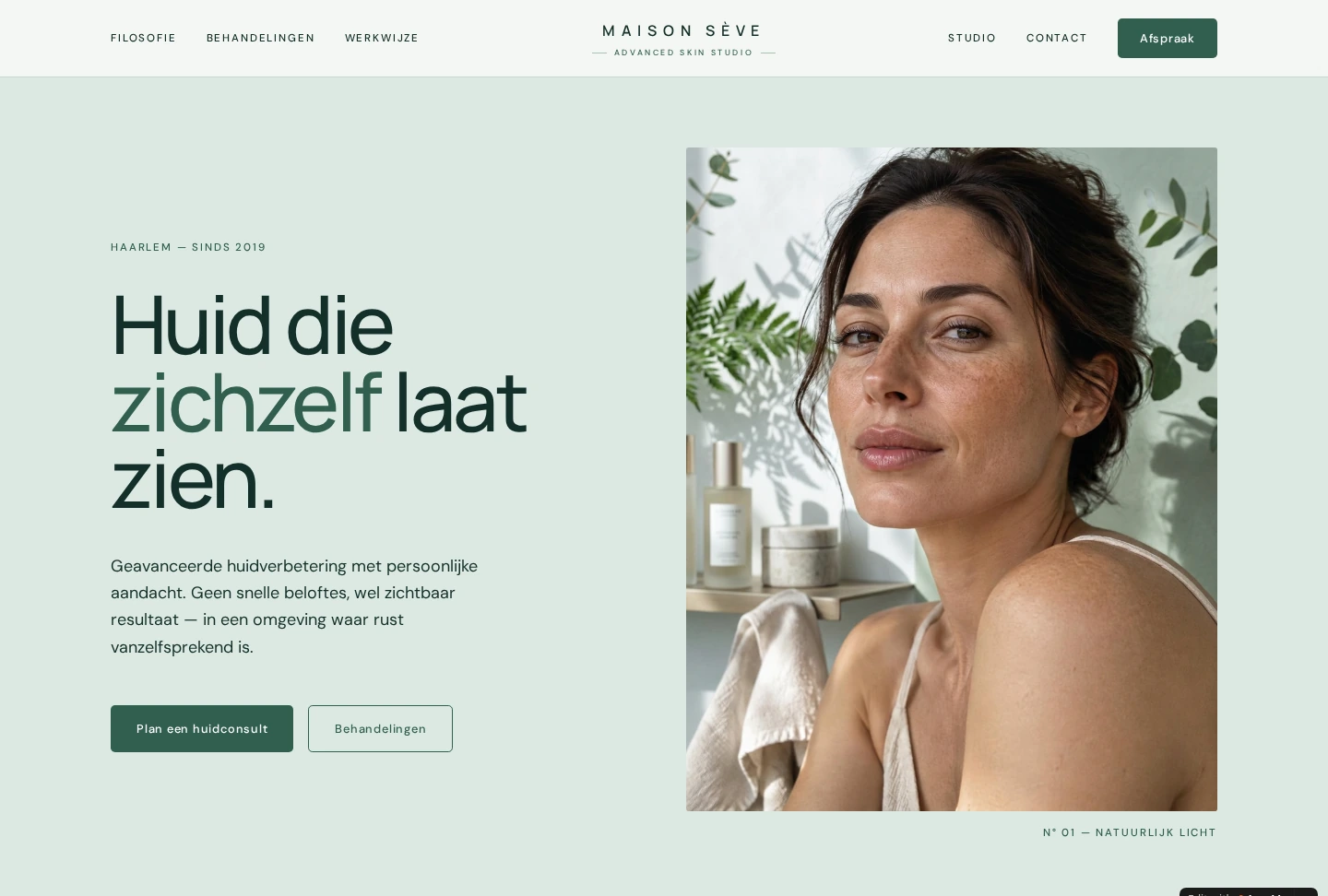Homepage van Maison Sève met saliegroene vormgeving en portretfotografie